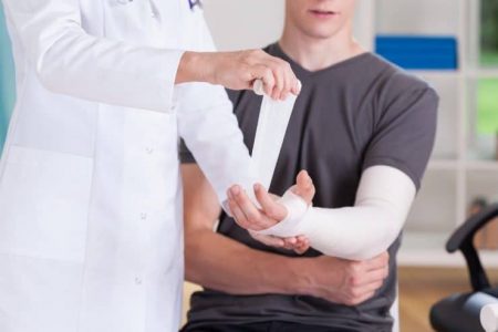 תחבושת יד טיפול פצע שבר היד קובעה למשך 3 חודשים. אילוסטרציה shutterstock