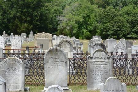 אישום: קפץ על מצבות בבית קברות יהודי - חברו העלה התיעוד לטיקטוק