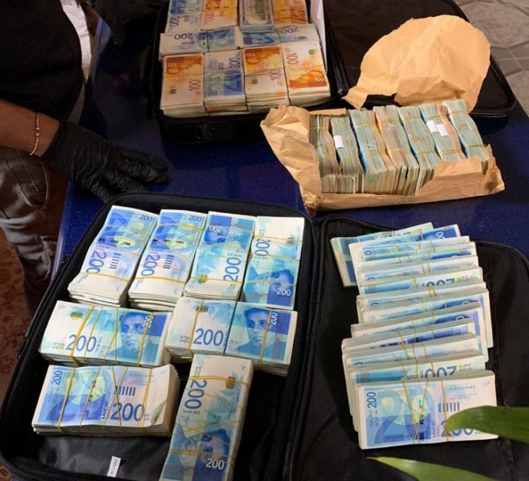 הכסף שנתפס בכפר קאסם, צילום: דוברות המשטרה