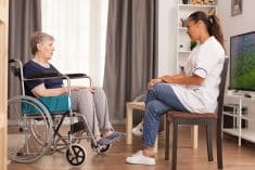טיפול מפגש כיסא גלגלים מטפלת