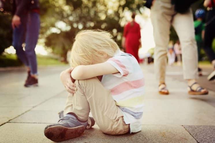 ילד פעוט גירושים גירושין דיני משפחה משמורת מאבק ילד עצוב בוכה