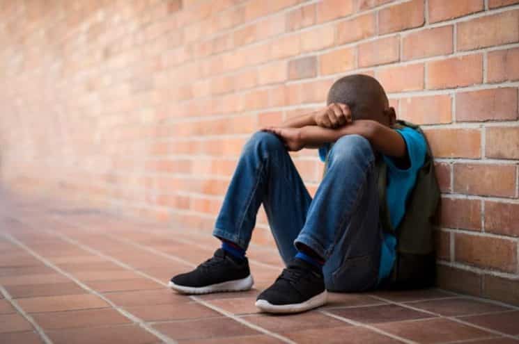 נער ילד צעיר עצוב אלימות תקיפה מינית עבירות מין תלמיד בית ספר חינוך