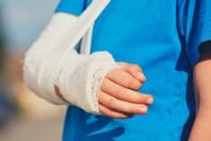 האם חברת הביטוח צריכה לפצות תלמיד שנפצע בידו?