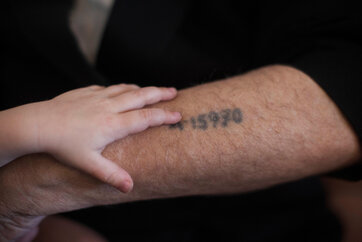 מבודדים ומדוכאים: שורדי השואה מתקשים להתמודד עם הקורונה